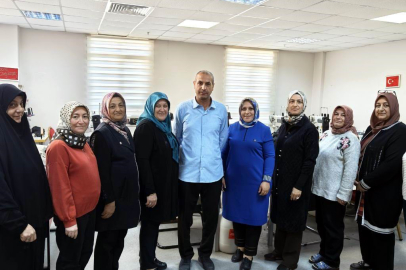 Kooperatifte çalışan kadınlar saya üretimi yapıyor