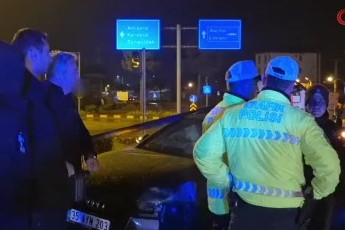 Çarptığı direk aracın üstüne devrildi, sürücü kaza yerinden kaçtı