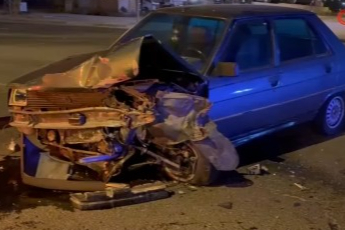 Kavşakta otomobile çarptı, karşı yola geçti: 2 yaralı