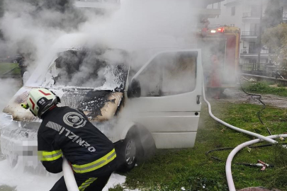 Park Halindeki Minibüs Alev Alev Yandı