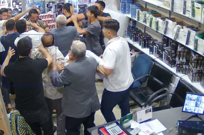 Demir çubuk ve sopalarla kavga anları güvenlik kamerasına yansıdı
