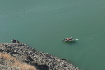 İçinde 3 kişinin olduğu araç baraja uçtu! Kurtarma çalışmaları başlatıldı