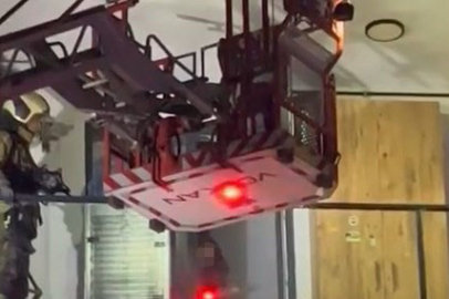 Balkondan giren itfaiyecilere damacana fırlattı