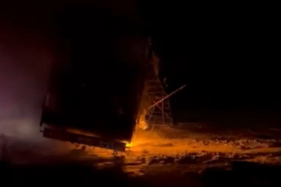 Seyir halindeki tekstil malzemesi yüklü tır, alev alev yandı