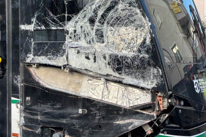 Tramvay raydan çıktı! İzmit’te çöp kamyonu tramvaya çaptı... Üç yaralı