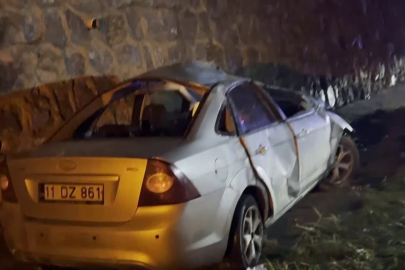 Otomobil İstinat Duvarına Çarptı: 2 Kişi Ölümden Döndü