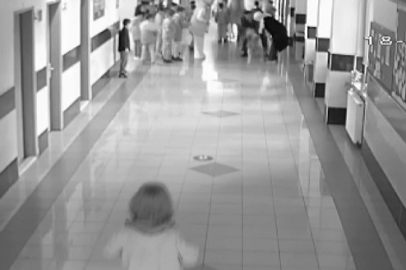 Öğrencinin okul müdürünün müdahalesiyle kurtarılma anı ise saniye saniye görüntülendi