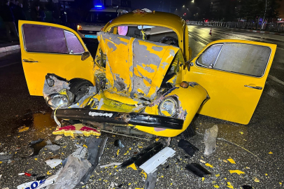 Uşak'ta otomobil ile otobüs çarpıştı: 1'i ağır 3 yaralı