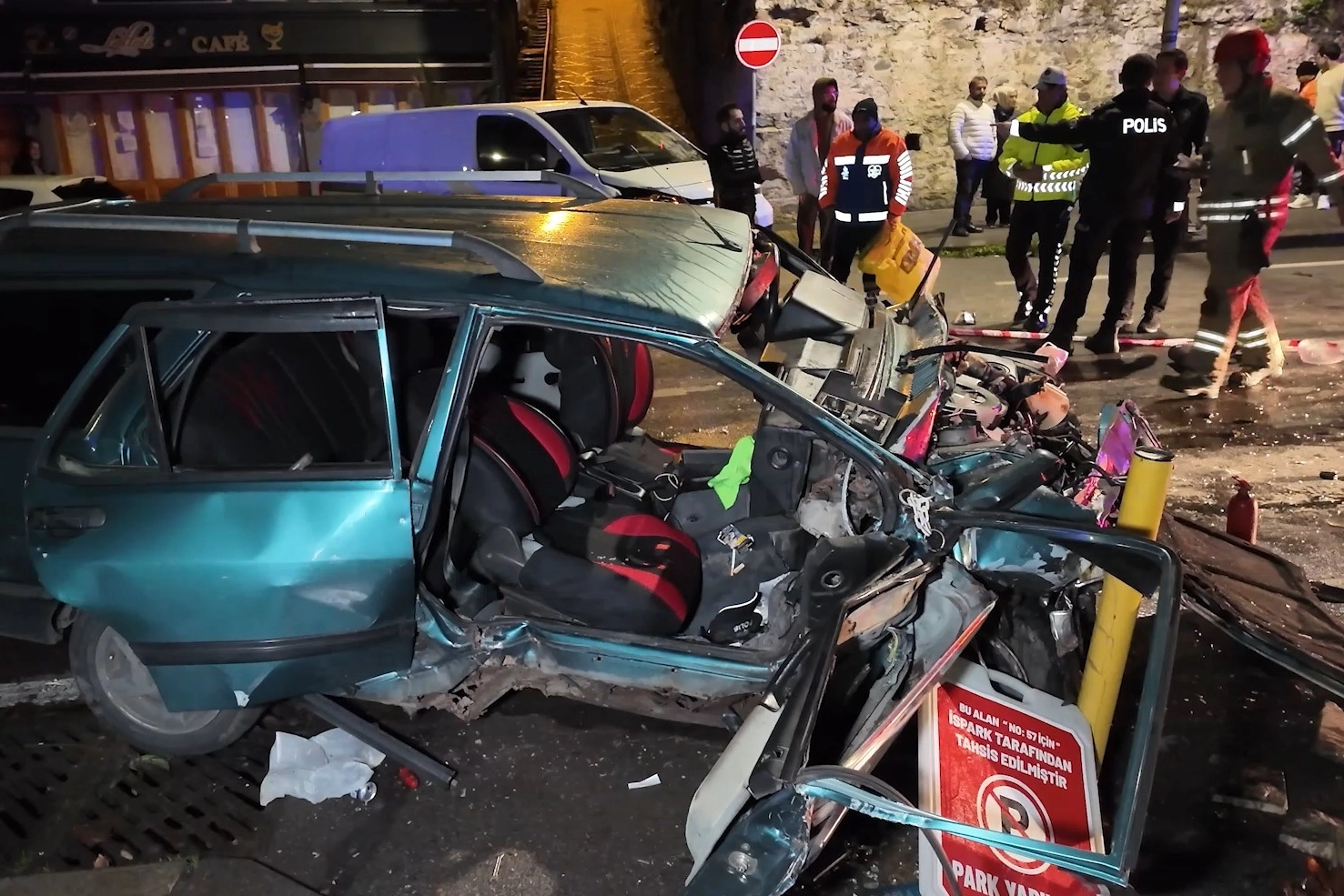 Zincirleme kaza: Tofaş marka araç hurdaya döndü