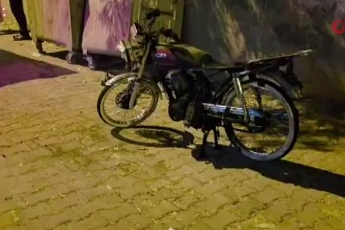 Apartmanın girişine park edilen motosiklet yandı