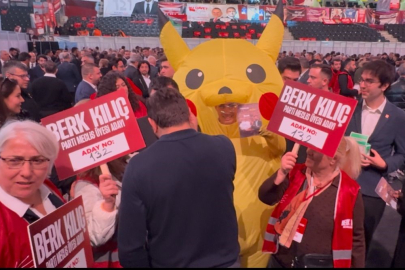 CHP Kurultayı'na bir kişi Pikachu kostümüyle katıldı