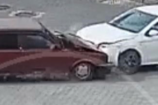 Nevşehir'de iki otomobil kafa kafaya çarpıştı