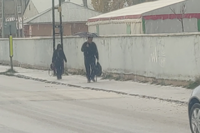 Aniden başlayan dolu yağışı, kent merkezinde hayatı olumsuz etkiledi