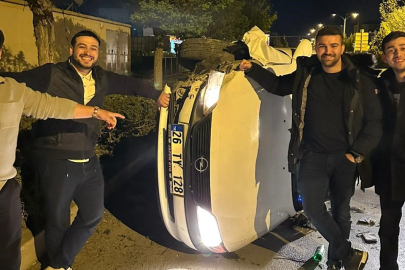 Yan yatan aracı gören bir grup genç, kazalı otomobille hatıra fotoğrafı çektirdi