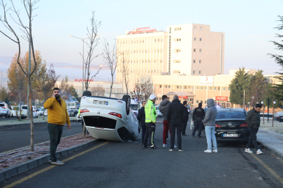 Park Halindeki Otomobile Çarpan Otomobil Takla Attı