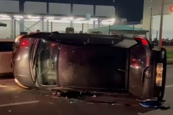 Kontrolden çıkan otomobil park halindeki araçlara çarpıp yan yattı