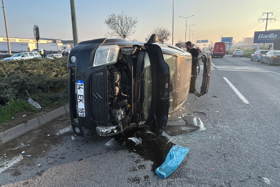 Otomobil, Refüje Çarparak Devrildi: 1 Yaralı