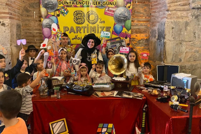 3 Aralık Dünya Engelliler Günü'nde öğrencileri için 80'ler konseptli renkli bir parti düzenledi
