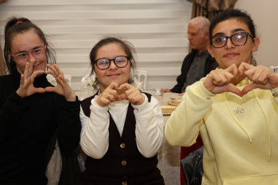 Özel bireyler müzik eşliğinde oynayıp halay çekerek gönüllerince eğlendi