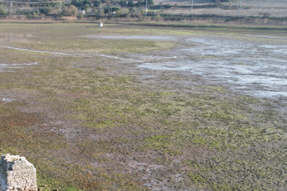 Kuraklıkla mücadele eden gölde tekneler karaya oturdu, iskeleler toprakta kaldı