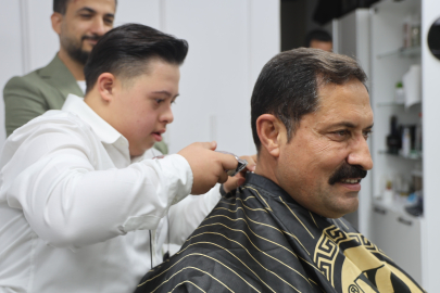 Down Sendromlu Kuaför Şükrü Dağlı’nın İlk Müşterisi Hatay Valisi Oldu