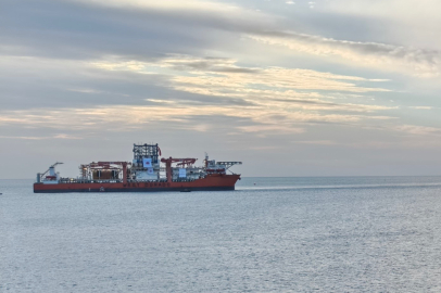 Karadeniz'de görev yapacak 6'ıncı sondaj gemisi 'West Dorado' Mersin'e geldi