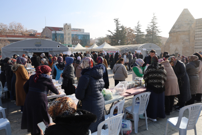 Cacabey Meydanı'nda Gazze yararına "Hayır Çarşısı" kuruldu
