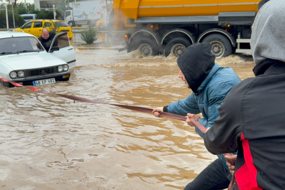Bodrum'da sabah saatlerinde bir anda bastıran sağanak, ilçeyi sular altında bıraktı