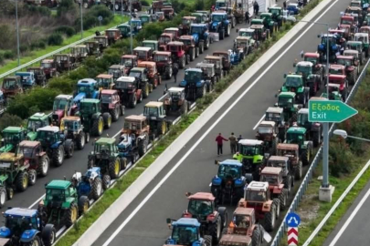 Yunanistan’da çiftçi isyanı büyüyor: Traktörlerle yollar kapatıldı