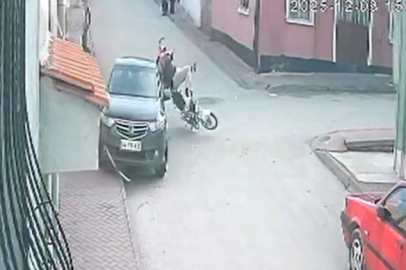 Otomobil Motosiklete Çarptı: 2 Kişi Havada Takla Attı
