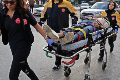 Antalya'da taksi ile motosiklet çarpıştı: İki genç yaralandı, kaza anı kamerada