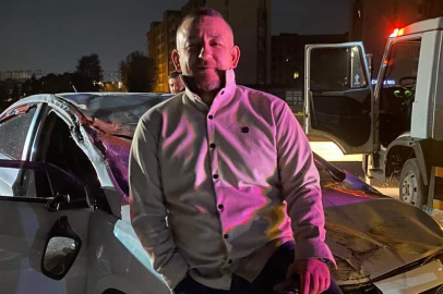 Hurdaya Dönen Otomobilin Önünde Poz Verdi