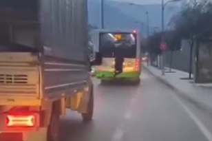 Otobüsün arka tamponuna basarak yolculuk yaptı