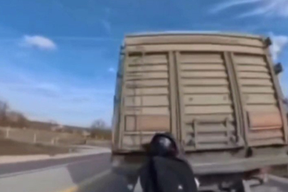 Motosiklet, kamyona arkadan çarptı: Sürücü ölümden döndü