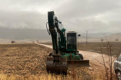 DSİ'nin kepçesini çalarak define aradılar!