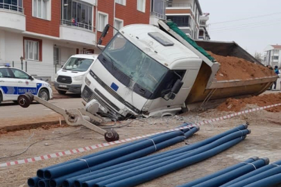 El freni çekilmeden bırakılan bir kamyon, hareket ederek çukuruna düştü