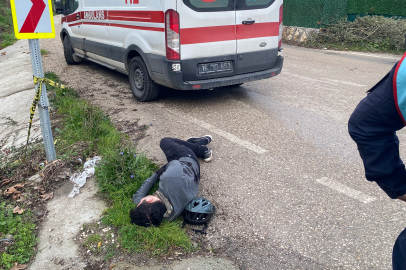 Bursa'da virajda karşı şeride geçip otomobile çarpmak istemeyen bisikletli genç su giderine savrulup yaralandı