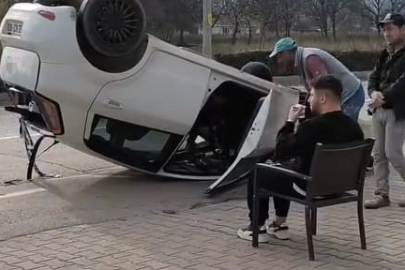 Refüje çarptı, taklalar attı! Ters dönen araçtan burnu kanamadan çıktı