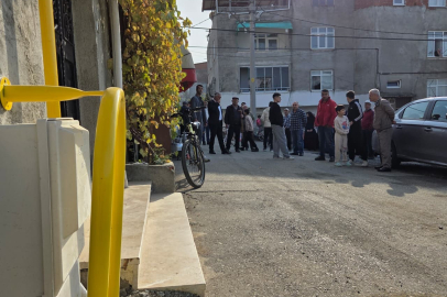 Yan sokakta gaz var, onlarda kömür