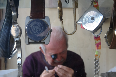 76 yaşındaki saat ustası mesleğine ömrünün yarısından fazlasını verdi