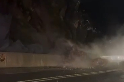 Yamaçlardan düşen dev kayalar, yolu tamamen kapattı...