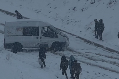 Araçlar yolda kaldı, görüş mesafesi 20 metreye düştü, kar kalınlığı 10 santimetreyi buldu
