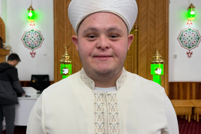 Cemaate seslenen down sendromlu Fırat: "Kulağıma kuşlar söyledi"