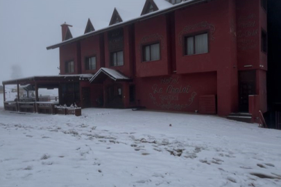 Uludağ’da kar kalınlığı 10 santimi buldu, kapalı oteller harekete geçti