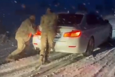 Rampada mahsur kalan araçlar jandarma ekiplerinin müdahalesiyle kurtarıldı