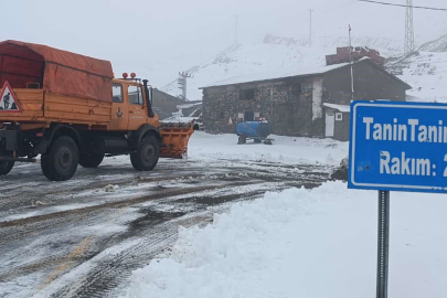 Karla mücadele timleri 3 gündür karla kaplı yolları açmaya çalışıyor