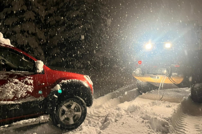 Yolda Mahsur Kalan Otomobil İçin Titiz Çalışma