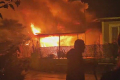 Deprem Sonrası İnşa Ettikleri Evleri Alev Alev Yandı