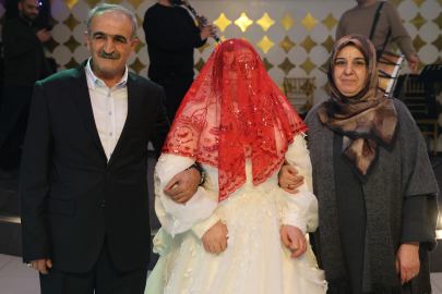 Elazığ Belediye Başkanı Şahin Şerifoğulları, Down sendromlu Şevval'in gelinlik hayalini gerçekleştirdi