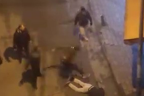 Bursa'da laf atma tartışması kavgaya döndü: 4 kişinin saldırısı kamerada